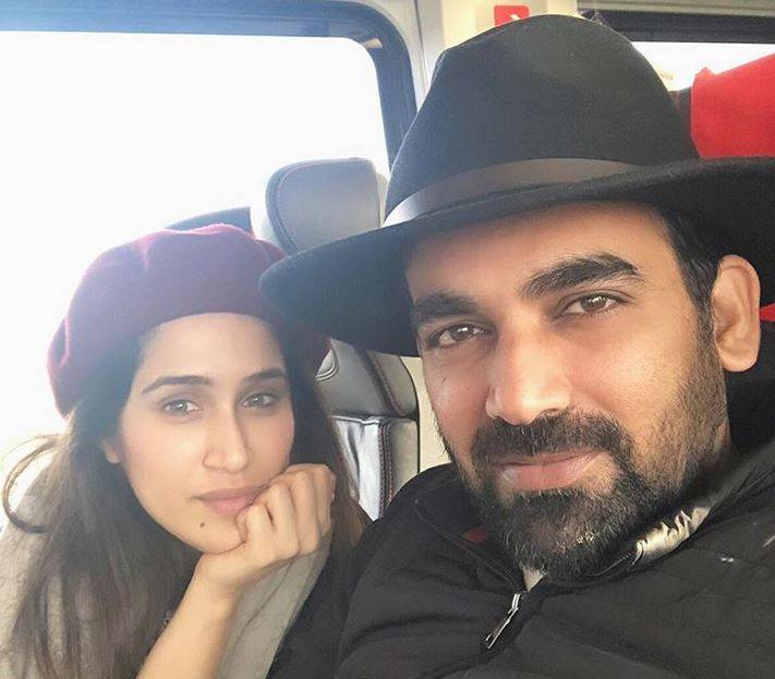 जहीर खान ने वाइफ सागरिका संग जलाए दीये, लोग याद दिलाने लगे धर्म