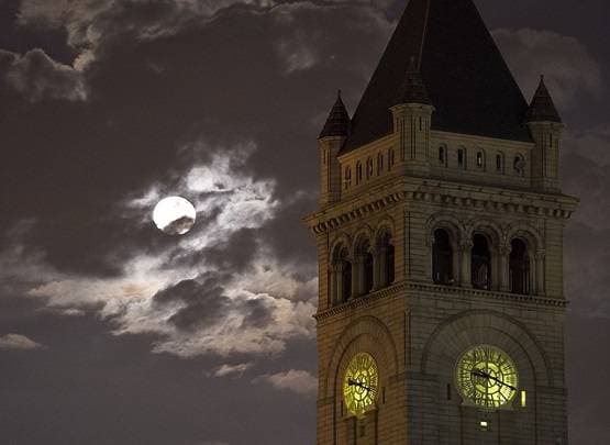 आज पृथ्वी के सबसे नजदीक होगा चांद, जानें भारत में कब दिखाई देगा?