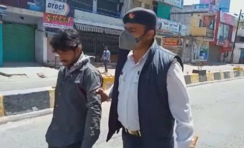 लॉकडाउन में घुड़सवारी पर निकला युवक, घोड़े समेत पहुंच गया जेल