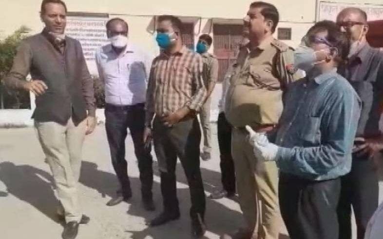 लॉकडाउन में पेड़-पौधों की देखभाल को डॉक्टर ने बनाई 'ग्रीन एम्बुलेंस'