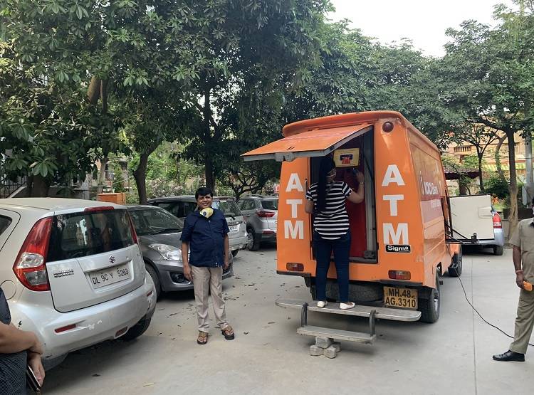 कैश के लिये बाहर न जाएं, HDFC के बाद ICICI बैंक ने शुरू की ये सुविधा