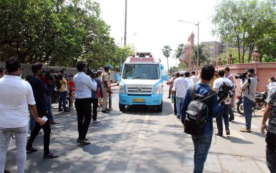 लॉकडाउन के बीच इरफान खान के जनाजे में पहुंचे ये बॉलीवुड सितारे