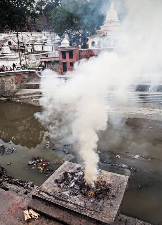 कोरोना से मौत पर शव की अंत्येष्टि जलाकर करना ठीक या दफनाकर?