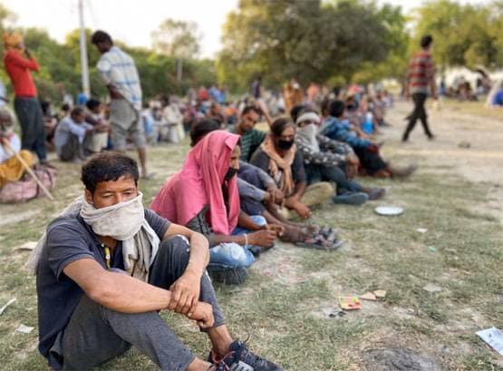 मुंह पर गमछा, हाथ में थैला, लॉकडाउन में बाहर निकले मजदूर