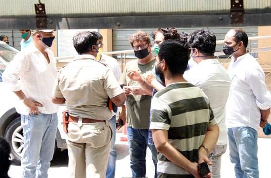 लॉकडाउन के बीच इरफान खान के जनाजे में पहुंचे ये बॉलीवुड सितारे