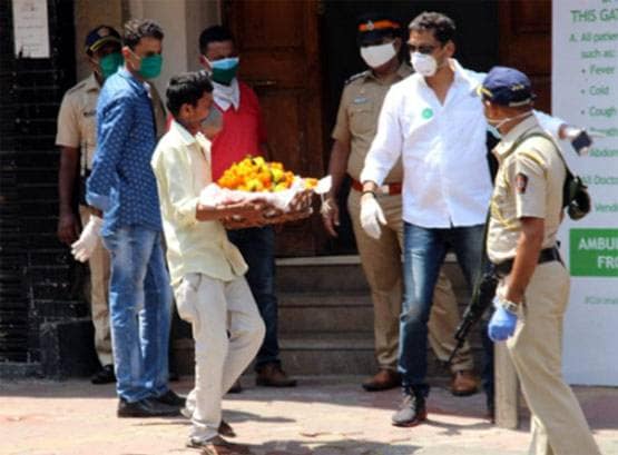 ऋषि कपूर के अंतिम दर्शन के लिए पहुंच रहे बॉलीवुड के सितारे, तस्वीरें