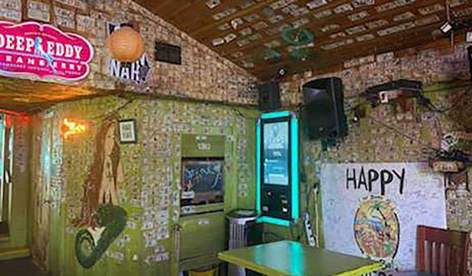 लॉकडाउन: रेस्तरां की दीवारों पर लगे थे नोट, निकालकर कर्मचारियों को दिया वेतन