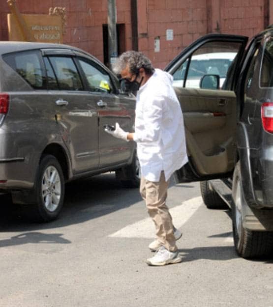 लॉकडाउन के बीच इरफान खान के जनाजे में पहुंचे ये बॉलीवुड सितारे