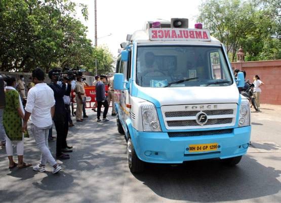 लॉकडाउन के बीच इरफान खान के जनाजे में पहुंचे ये बॉलीवुड सितारे