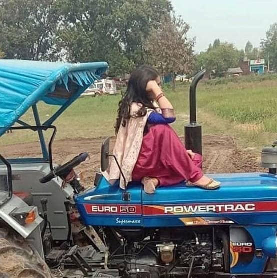 ट्रैक्टर पर सारा अली खान ने क्लिक करवाई तस्वीर, हो रही वायरल