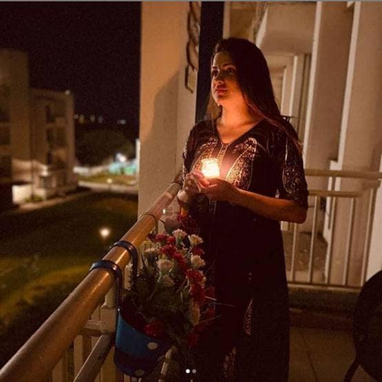 कोरोना के खि‍लाफ जंग: अक्षय कुमार से लता मंगेशकर तक, सभी ने जलाई कैंडि‍ल