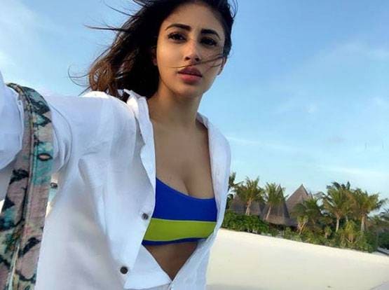 मौनी रॉय ने बिकिनी में शेयर की तस्वीरें, लॉकडाउन में मिस कर रही हैं समंदर