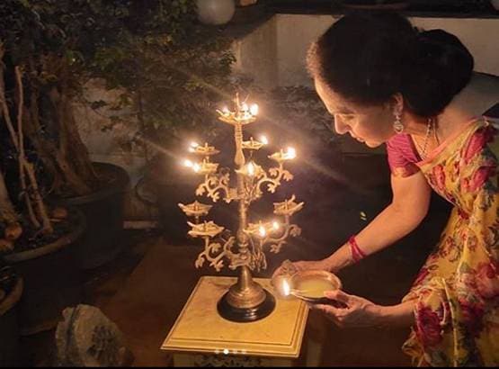 9बजे9मिनट: हेमा ने बेटी-दामाद संग जलाया दीया, धर्मेंद्र ने जलाई मशाल