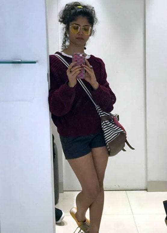 लॉकडाउन: गांव में फंसी ये एक्ट्रेस, न देखने को टीवी-न बाथरूम