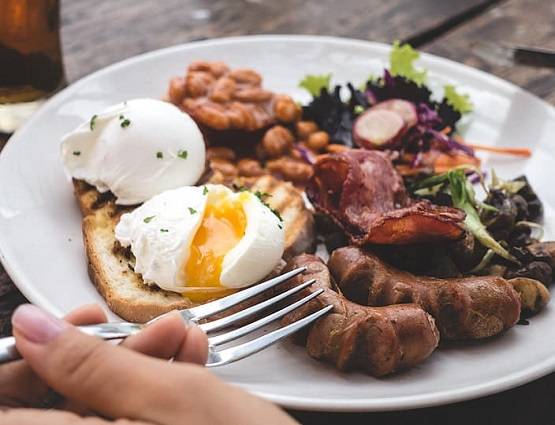 Corona: इम्यूनिटी कमजोर करती हैं खाने की ये चीजें, जल्द छोड़ें