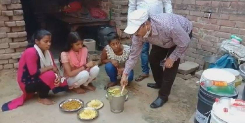 महिला ने कुत्ते से छीनी रोटी, 3 दिन तक बच्चियां रहीं भूखी