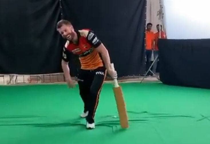 तलवार चलाने का VIDEO शेयर कर बोले वॉर्नर- जडेजा जैसा एक्शन?