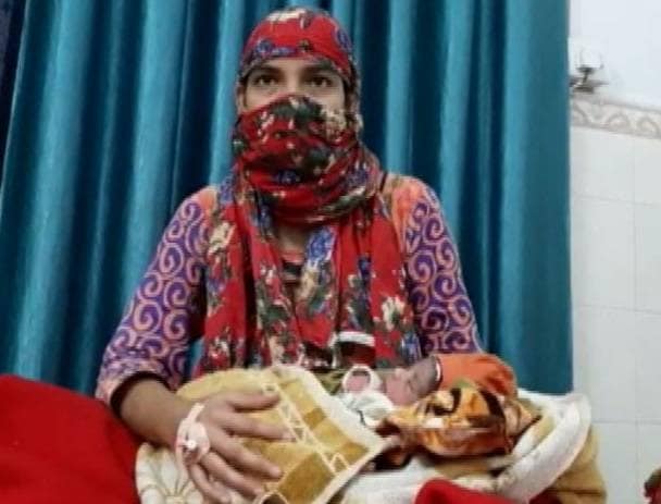 कोरोना: लॉकडाउन में पैदा हुआ बच्चा, नाम रख दिया सैनिटाइजर