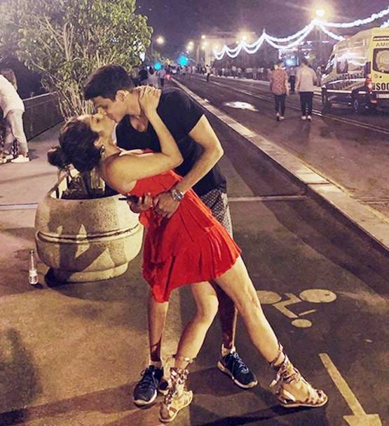 लॉकडाउन के बीच छाई टीवी एक्ट्रेस की रोमांटिक फोटो, पति संग किया लिपलॉक