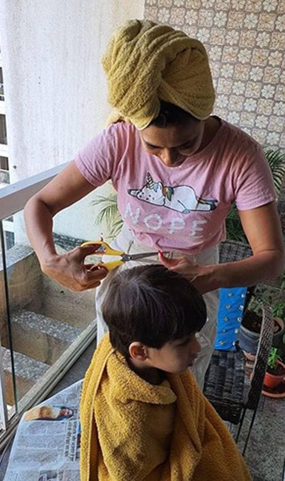 लॉकडाउन: हेयर स्टाइलिस्ट बनीं श्वेता तिवारी, घर पर काटे बेटे के बाल