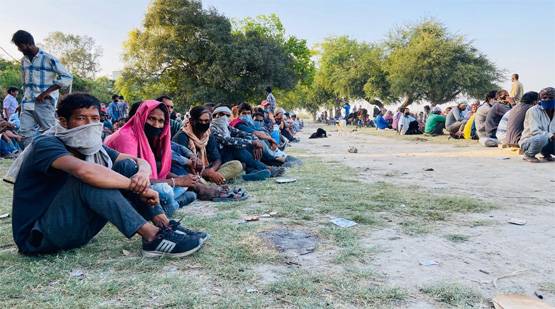 मुंह पर गमछा, हाथ में थैला, लॉकडाउन में बाहर निकले मजदूर