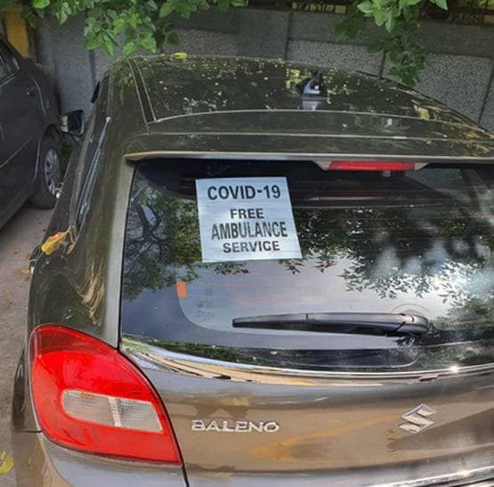 मरीजों को अस्पताल लेकर जाते  हैं साजिद, पर्सनल कार को बनाया एंबुलेंस