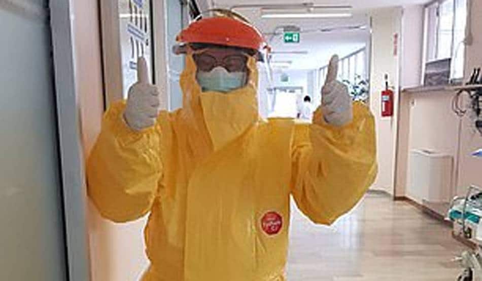 कोरोना: बुजुर्ग कपल की ICU में 50वीं सालगिरह, डॉक्टरों ने दी पार्टी