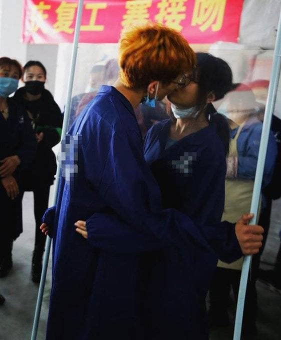 लॉकडाउन में मिली ढील तो चीन की फैक्ट्री में हुआ 'किसिंग कॉन्टेस्ट'