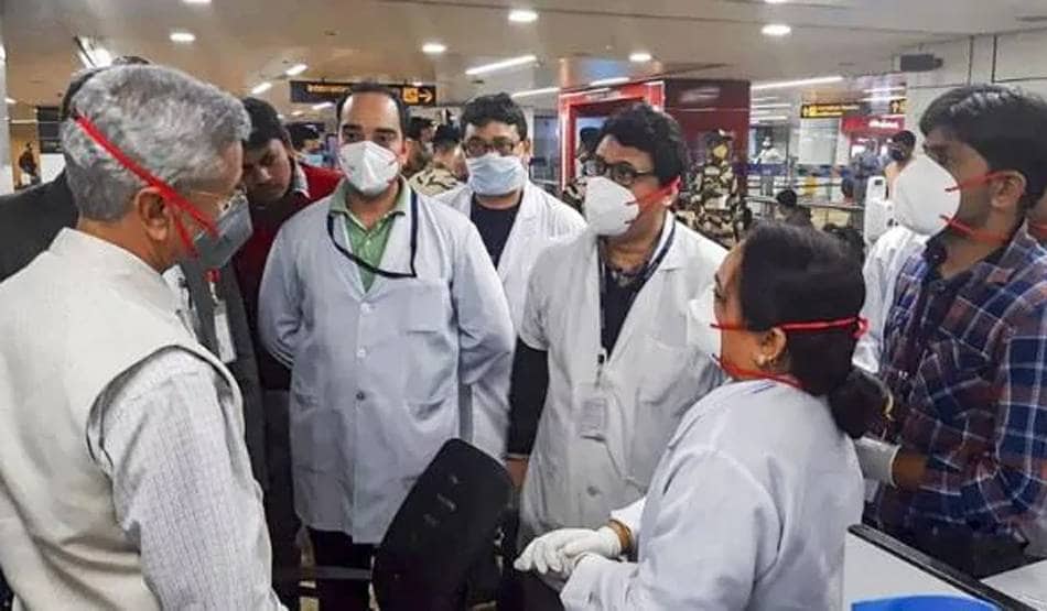 भारत में 50 से ज्यादा डॉक्टर और मेडिकल स्टॉफ कोरोना पॉजिटिव