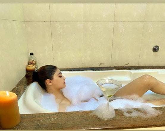 बाथटब में चिल कर रहीं पूर्व मिस इंडिया यूनिवर्स, शेयर की बोल्ड फोटोज