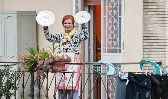 भारत से पहले कोरोना संकट में इस देश ने की थी बालकनी से लाइटिंग, गाए थे गाने