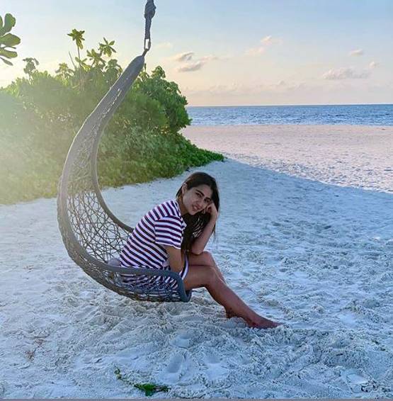 ट्रैक्टर पर सारा अली खान ने क्लिक करवाई तस्वीर, हो रही वायरल