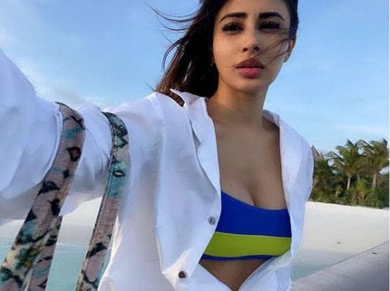 मौनी रॉय ने बिकिनी में शेयर की तस्वीरें, लॉकडाउन में मिस कर रही हैं समंदर