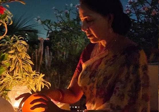 9बजे9मिनट: हेमा ने बेटी-दामाद संग जलाया दीया, धर्मेंद्र ने जलाई मशाल