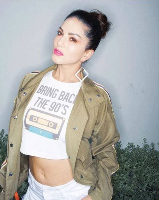 लॉकडाउन खत्म होने के इंतजार में सनी लियोनी, शेयर की बिकिनी फोटो