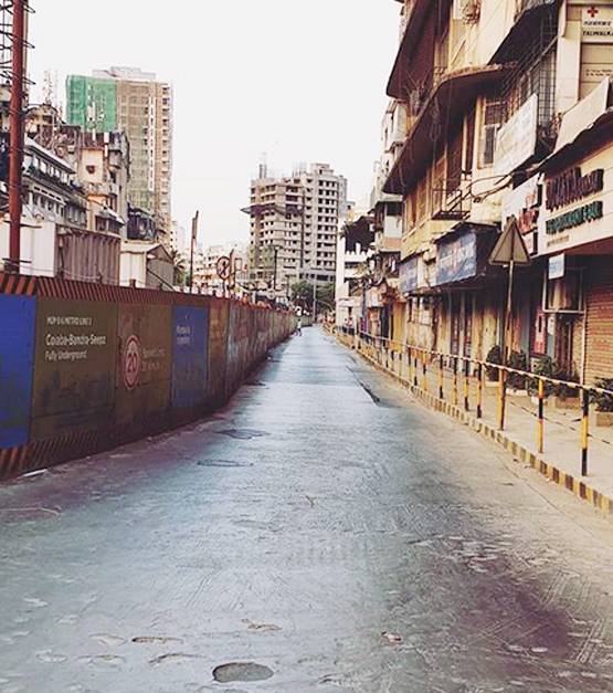 मास्क पहन सब्जी लेने गए मिलिंद सोमन, शेयर कीं सुनसान सड़कों की तस्वीरें