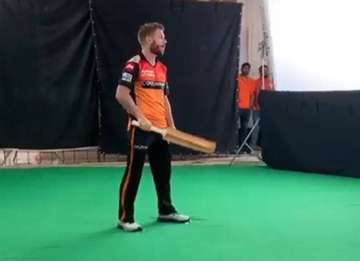 तलवार चलाने का VIDEO शेयर कर बोले वॉर्नर- जडेजा जैसा एक्शन?