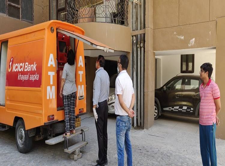 कैश के लिये बाहर न जाएं, HDFC के बाद ICICI बैंक ने शुरू की ये सुविधा