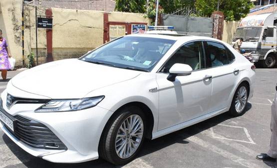 ऋषि कपूर के अंतिम दर्शन के लिए पहुंच रहे बॉलीवुड के सितारे, तस्वीरें