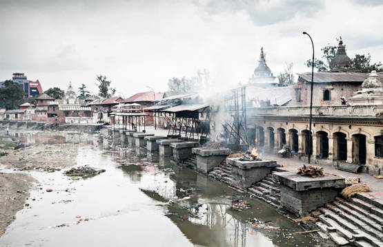 कोरोना से मौत पर शव की अंत्येष्टि जलाकर करना ठीक या दफनाकर?