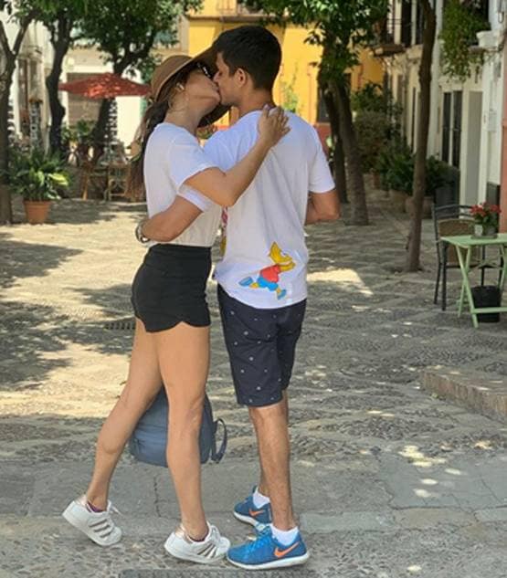 लॉकडाउन के बीच छाई टीवी एक्ट्रेस की रोमांटिक फोटो, पति संग किया लिपलॉक