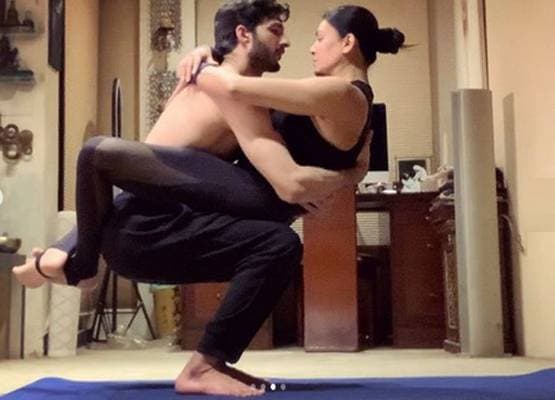 सुष्मिता ने शेयर की बॉयफ्रेंड संग योगा करते हुए तस्वीरें, दिया खास मैसेज