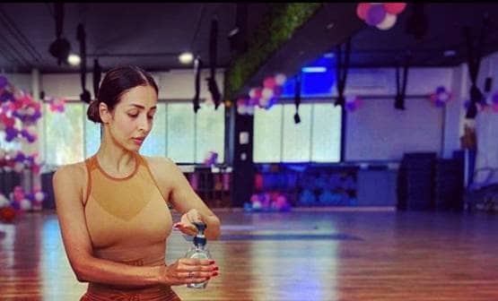 क्वारनटीन में कुकिंग का शौक पूरा कर रहीं मलाइका, बनाए बेसन के लड्डू