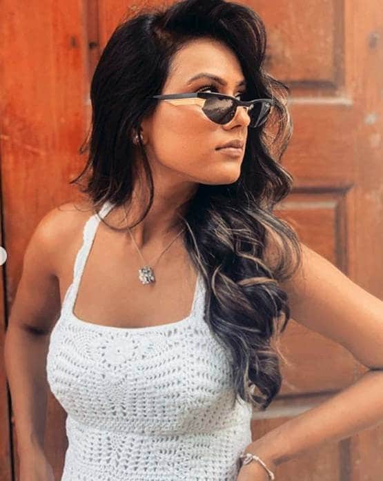 व्हाइट मोनोकनी में निया शर्मा का बोल्ड अंदाज, हाई हील्स में दिया पोज