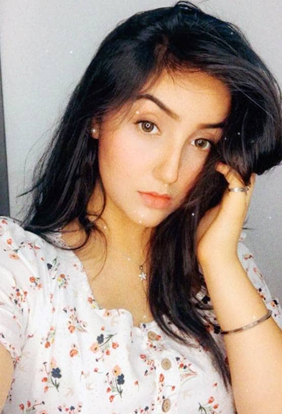 हिना खान की बेटी बनकर हुईं फेमस, अब कर रहीं 19 साल बड़े एक्टर संग रोमांस