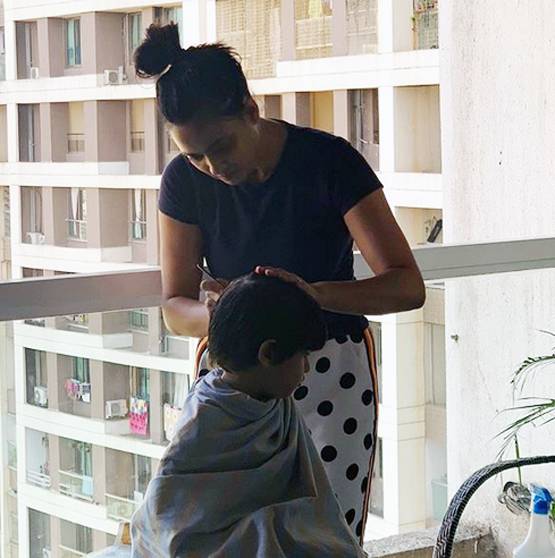 लॉकडाउन: हेयर स्टाइलिस्ट बनीं श्वेता तिवारी, घर पर काटे बेटे के बाल