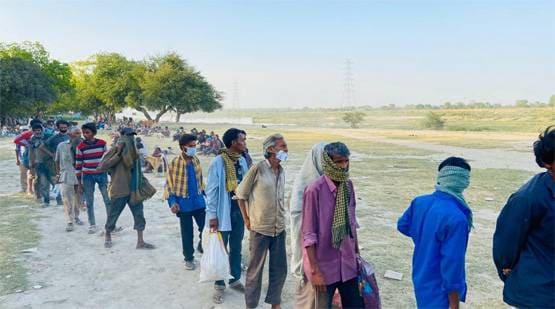 मुंह पर गमछा, हाथ में थैला, लॉकडाउन में बाहर निकले मजदूर