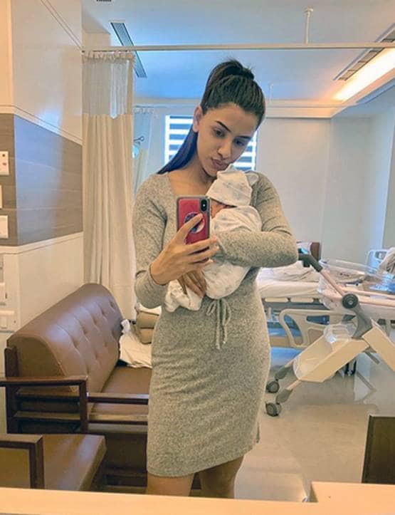 डिलीवरी के 8 दिन बाद एक्ट्रेस ने फ्लॉन्ट किए एब्स, फ्लैट बैली देख चौंके फैंस