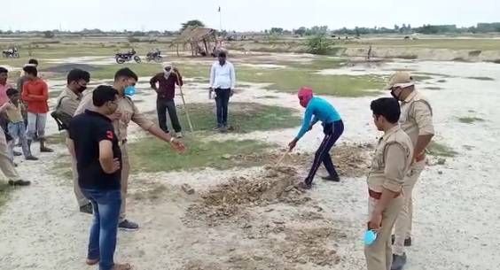 खेल-खेल में बच्चों ने खोदी जमीन, निकल आए चांदी के इतने सिक्के