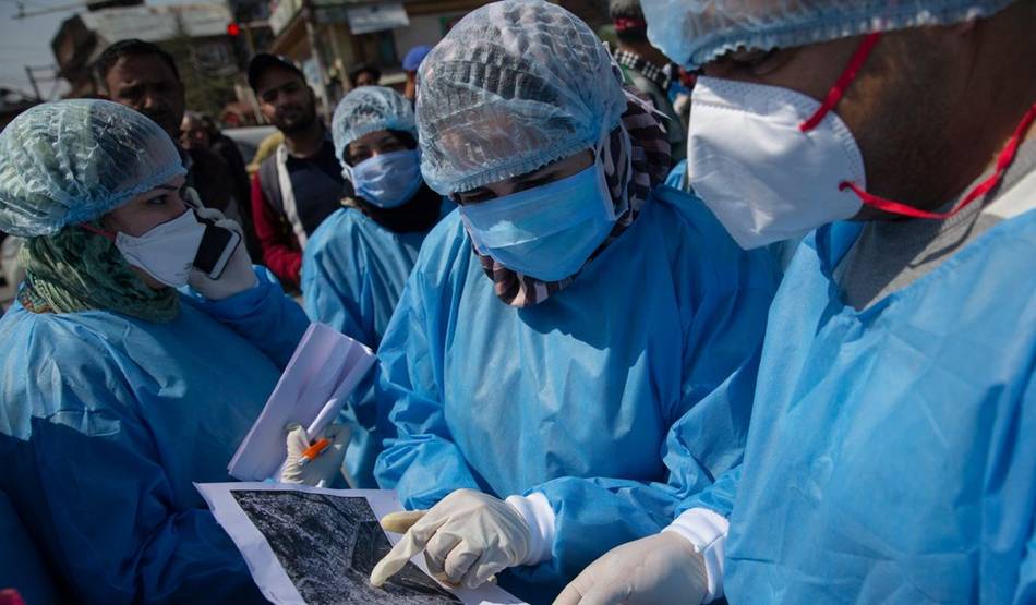 भारत में 50 से ज्यादा डॉक्टर और मेडिकल स्टॉफ कोरोना पॉजिटिव